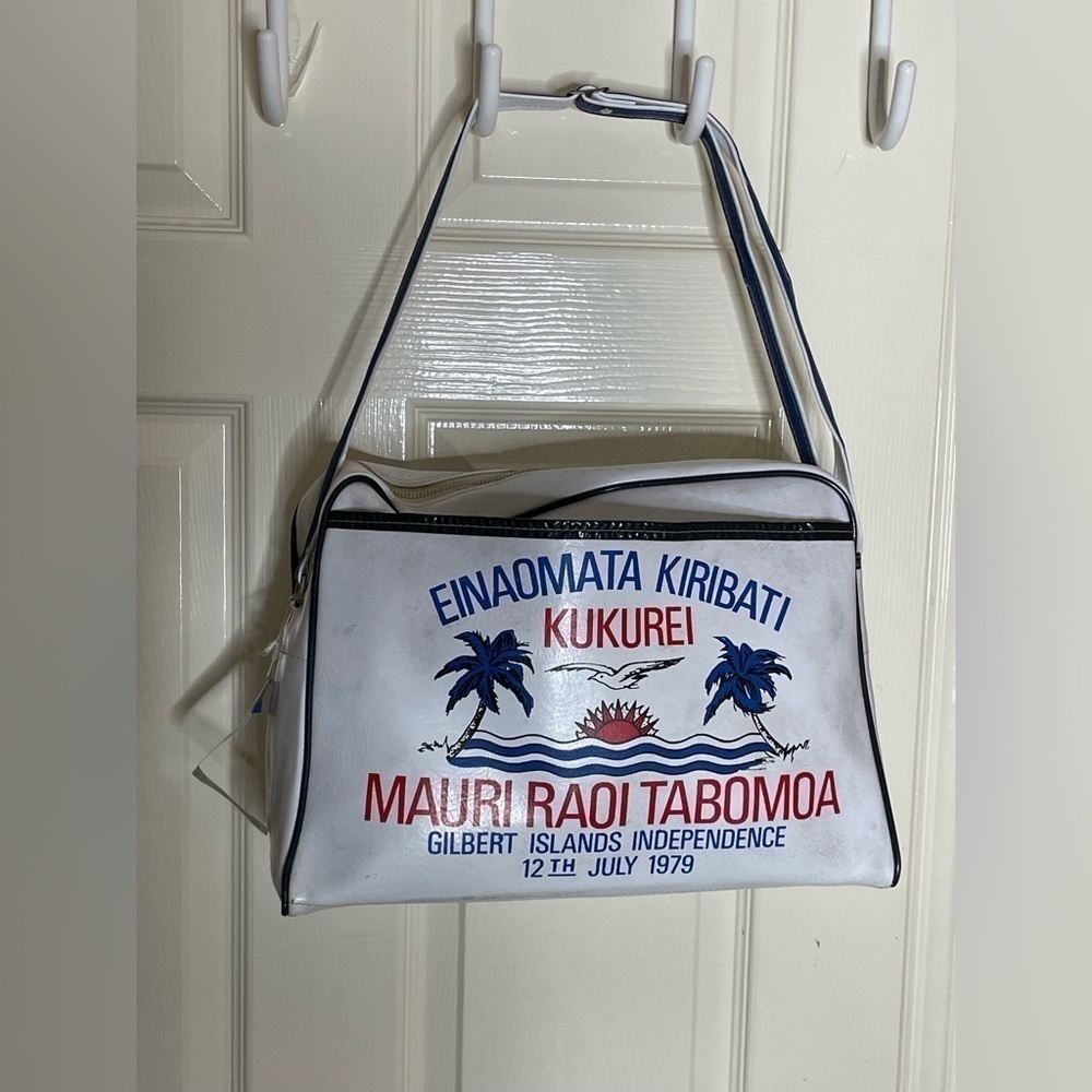 VTG & Rare Gilbert Islands Travel Bag ￼ Independence Day, 1979 Vinyl Medium‌‌‍‍‍ - Picture 7 of 12